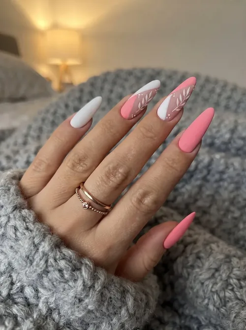 Inspiration nail art rose et blanc à motifs feuilles sur ongles amande longs